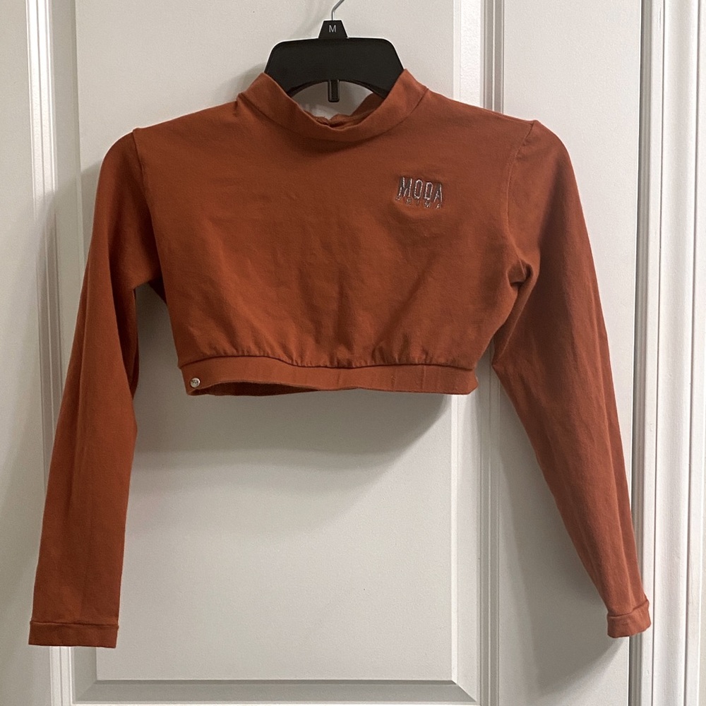 Moda Prima crop long sleeve top.